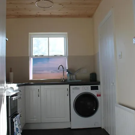 1 Bed Flat - Sleeps 2 - Parking - Wifi דירה קנמארה